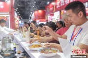 梦见捕鱼“嗦粉”经济火热 中国多地“食力”出圈